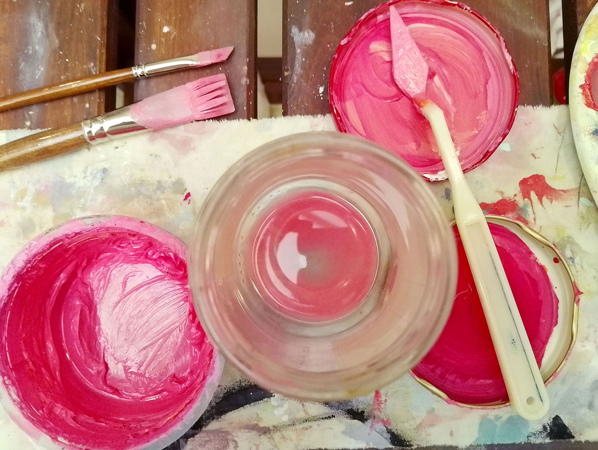 Ez egy fotó a Lemon Soda Festménykollekció festményeinek készítése közben a műteremből ecset, festékek láthatók a képen